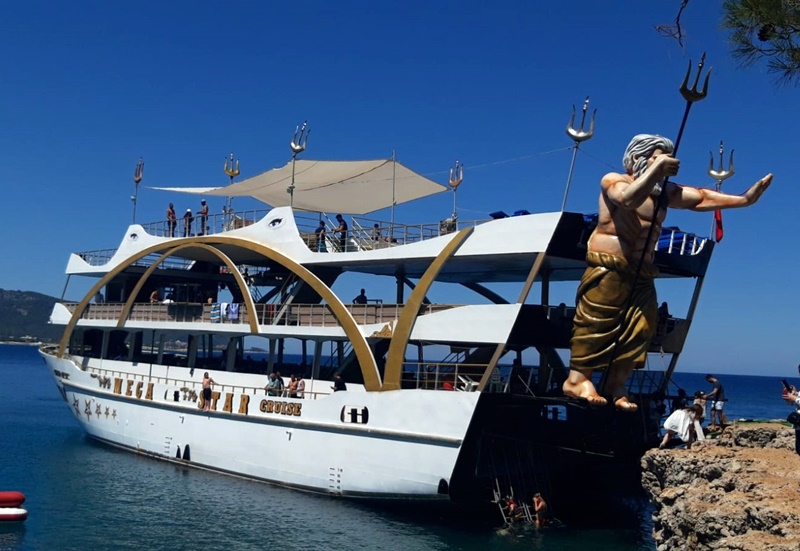 Pirate yacht in Kemer MegaStar